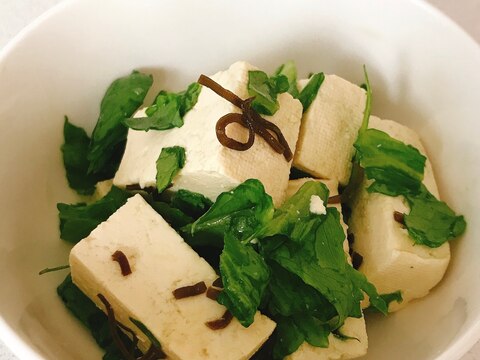 切って和えるだけ！豆腐とレタスの塩昆布和え